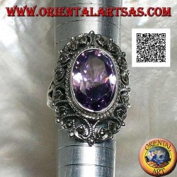 Bague en argent avec zircon ovale facetté couleur améthyste entouré d'un décor perforé de marcassite