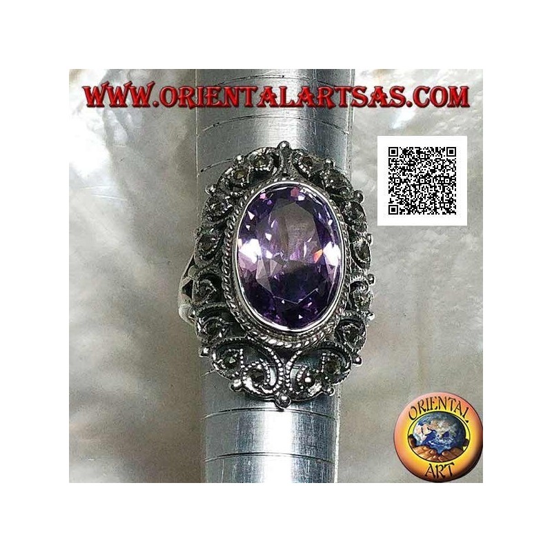Bague en argent avec zircon ovale facetté couleur améthyste entouré d'un décor perforé de marcassite