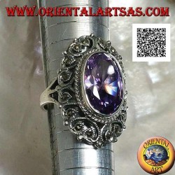 Silberring mit facettiertem ovalem amethystfarbenem Zirkon, umgeben von perforiertem Dekor mit Markasit