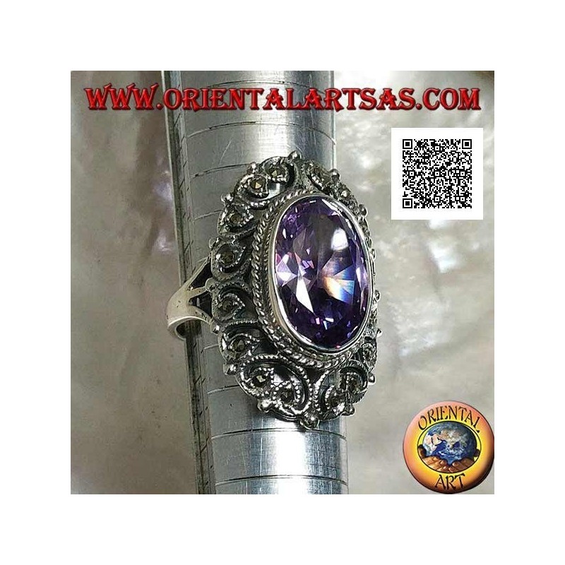 Bague en argent avec zircon ovale facetté couleur améthyste entouré d'un décor perforé de marcassite