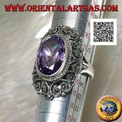 Silberring mit facettiertem ovalem amethystfarbenem Zirkon, umgeben von perforiertem Dekor mit Markasit