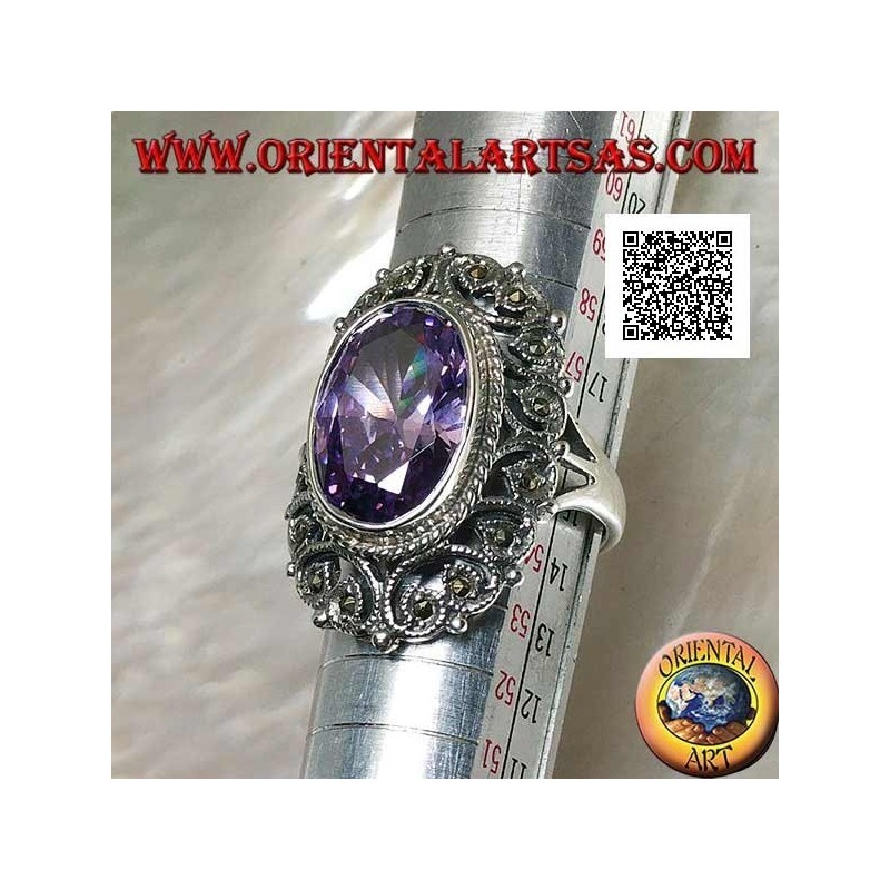 Bague en argent avec zircon ovale facetté couleur améthyste entouré d'un décor perforé de marcassite