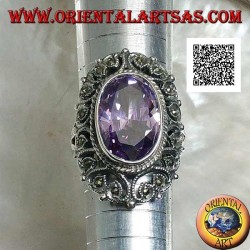 Silberring mit facettiertem ovalem amethystfarbenem Zirkon, umgeben von perforiertem Dekor mit Markasit