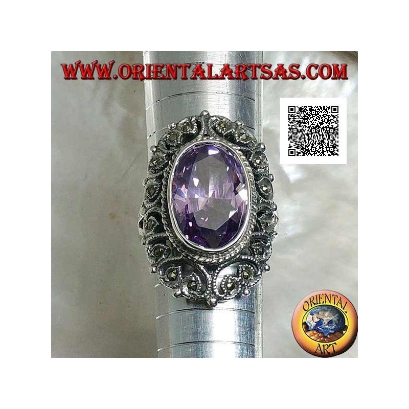Bague en argent avec zircon ovale facetté couleur améthyste entouré d'un décor perforé de marcassite