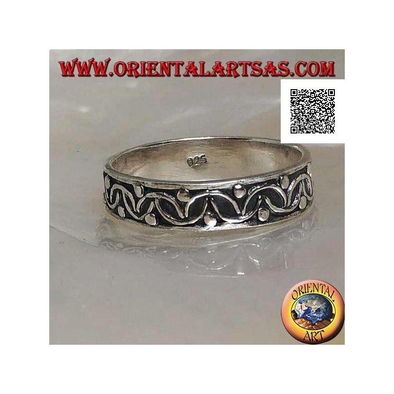 Anillo en plata con semicírculos intersectados y bolas de alto relieve.
