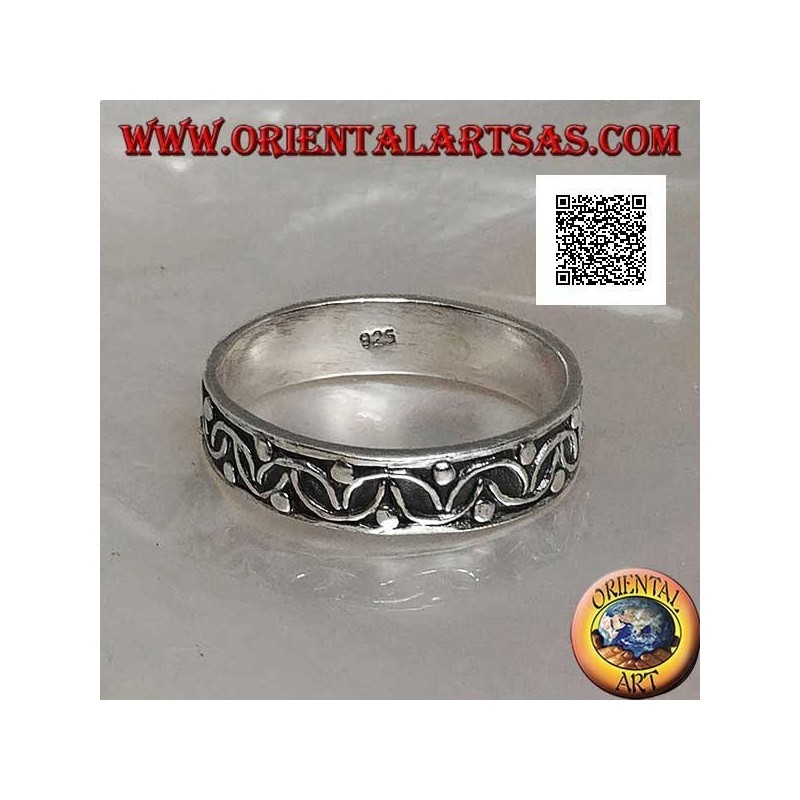 Anillo en plata con semicírculos intersectados y bolas de alto relieve.