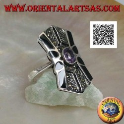 Bague en argent avec améthyste naturelle ovale sur une monture carrée avec décor marcassite et onyx sur les côtés