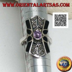 Bague en argent avec améthyste naturelle ovale sur une monture carrée avec décor marcassite et onyx sur les côtés
