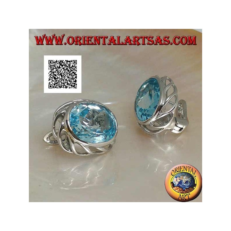 Boucles d'oreilles lobe en argent avec topaze ovale bleue avec armure ajourée sur les côtés et fermeture à levier