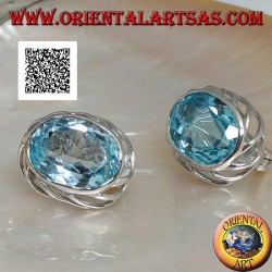 Pendientes de lóbulo plateado con topacio ovalado azul con tejido calado en los lados y cierre de palanca