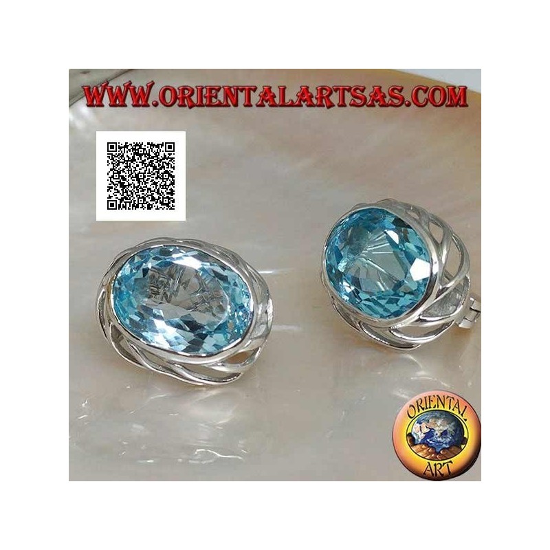 Boucles d'oreilles lobe en argent avec topaze ovale bleue avec armure ajourée sur les côtés et fermeture à levier