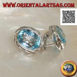 Pendientes de lóbulo plateado con topacio ovalado azul con tejido calado en los lados y cierre de palanca