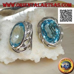 Boucles d'oreilles lobe en argent avec topaze ovale bleue avec armure ajourée sur les côtés et fermeture à levier