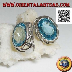 Boucles d'oreilles lobe en argent avec topaze ovale bleue avec armure ajourée sur les côtés et fermeture à levier