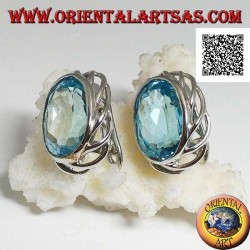 Boucles d'oreilles lobe en argent avec topaze ovale bleue avec armure ajourée sur les côtés et fermeture à levier