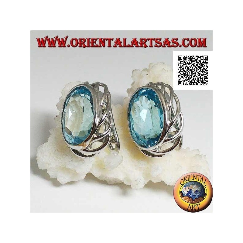 Silberne Ohrringe mit blauem ovalem Topas mit durchbrochenem Gewebe an den Seiten und Hebelverschluss