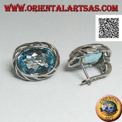 Boucles d'oreilles lobe en argent avec topaze ovale bleue avec armure ajourée sur les côtés et fermeture à levier
