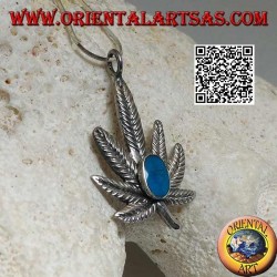 Pendentif en argent en forme de feuille de marijuana avec ovale central turquoise