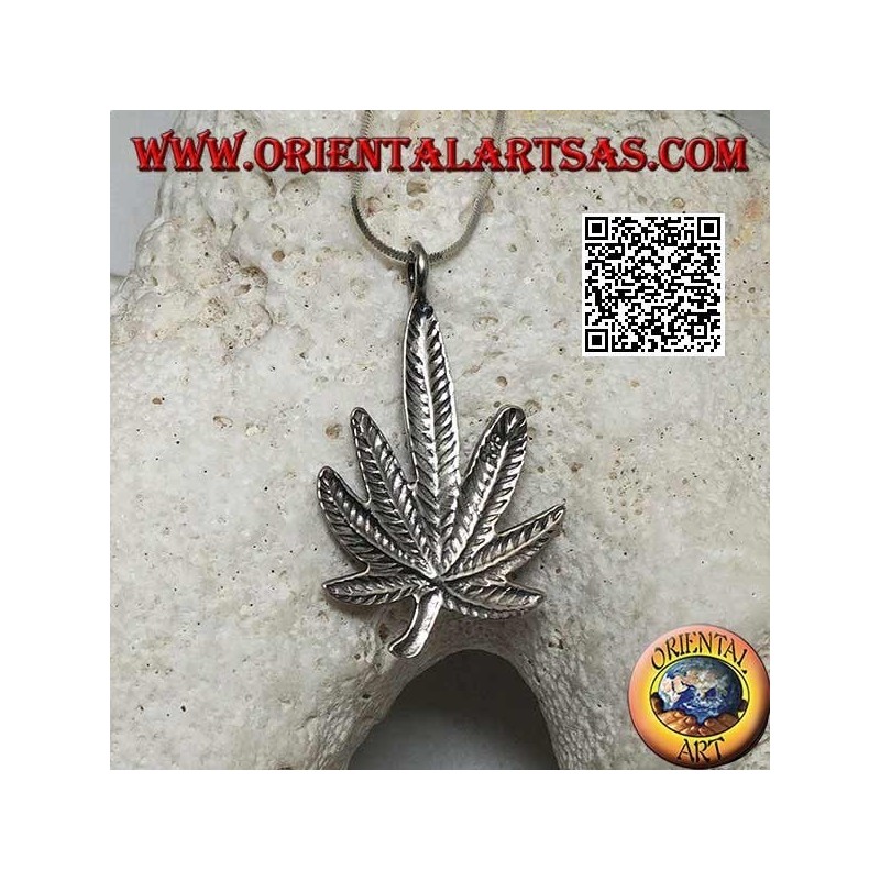 Pendentif en argent en forme de feuille de marijuana avec ovale central turquoise