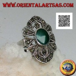 Anillo de plata con ágata verde ovalada en un marco de forma geométrica con marcasita