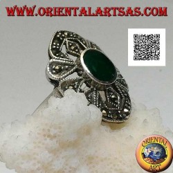 Anillo de plata con ágata verde ovalada en un marco de forma geométrica con marcasita