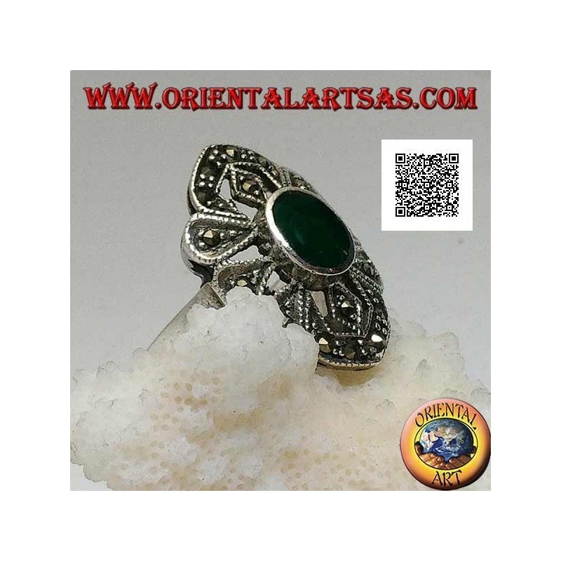 Anello in argento con agata verde ovale su montatura a forme geometriche con marcassite