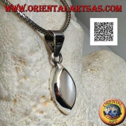 Silver pendant with shuttle mother of pearl on a smooth and essential setting