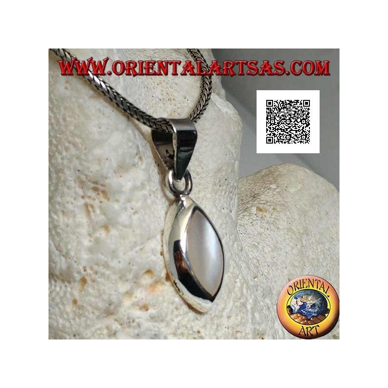 Silver pendant with shuttle mother of pearl on a smooth and essential setting