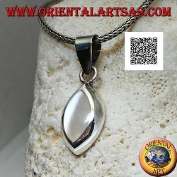 Colgante de plata con lanzadera de nácar en un entorno liso y esencial.