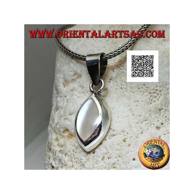 Colgante de plata con lanzadera de nácar en un entorno liso y esencial.