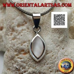 Colgante de plata con lanzadera de nácar en un entorno liso y esencial.