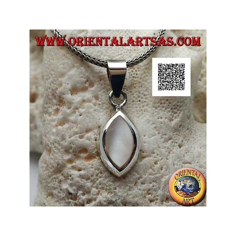 Pendentif en argent avec nacre navette sur une monture lisse et essentielle