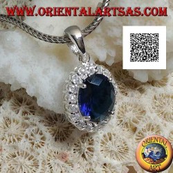 Colgante de plata con circón ovalado de zafiro engastado con circonitas blancas.
