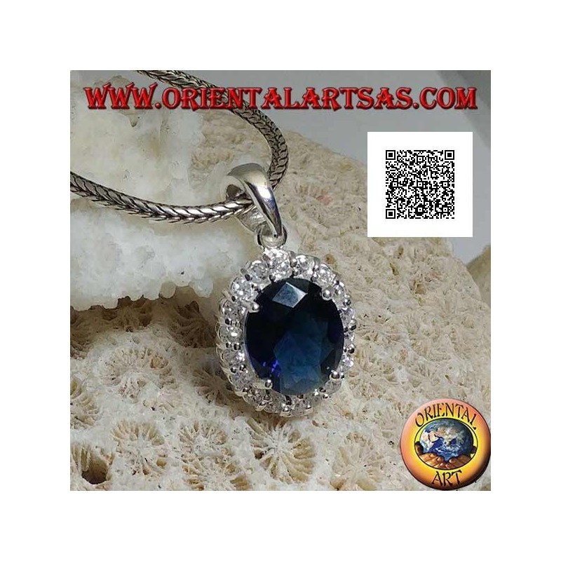 Colgante de plata con circón ovalado de zafiro engastado con circonitas blancas.