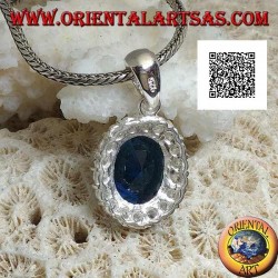 Colgante de plata con circón ovalado de zafiro engastado con circonitas blancas.