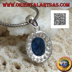 Colgante de plata con circón ovalado de zafiro engastado con circonitas blancas.
