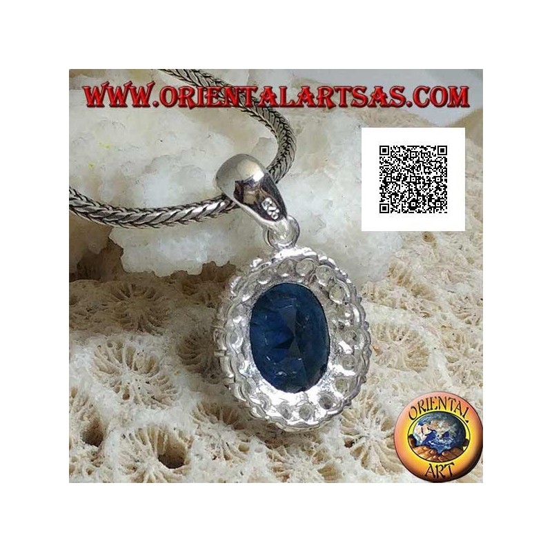 Colgante de plata con circón ovalado de zafiro engastado con circonitas blancas.