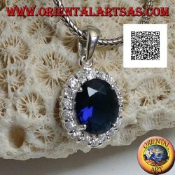 Colgante de plata con circón ovalado de zafiro engastado con circonitas blancas.