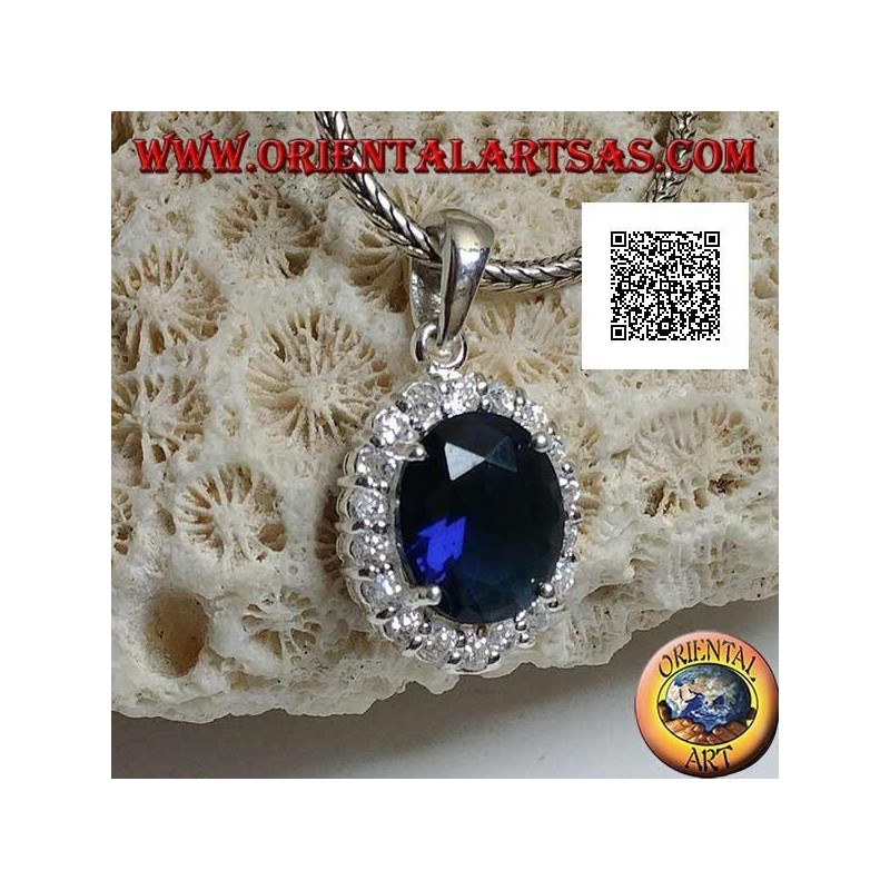Ciondolo in argento con zircone color zaffiro ovale incastonato contornato da zirconi bianchi