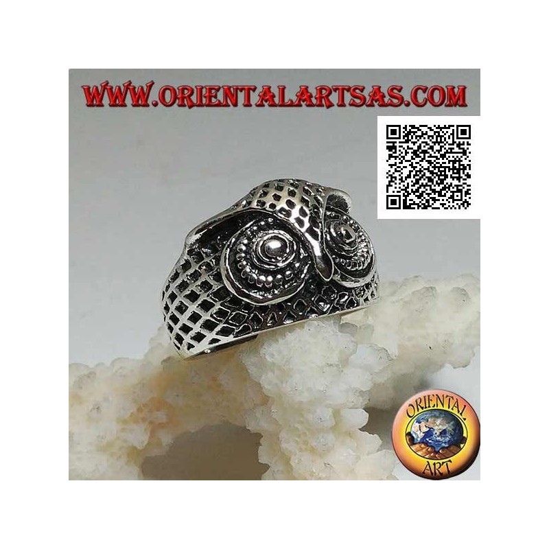Anillo de plata con forma de cabeza de búho con ojos decorados con tallas