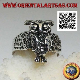 Anillo de plata con forma de cabeza de búho con ojos decorados con tallas
