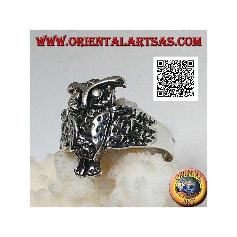 Anillo de plata con forma de cabeza de búho con ojos decorados con tallas