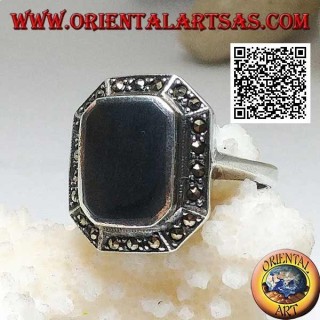 Anello in argento con onice rettangolare smussata agli angoli contornata da marcassite