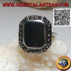 Bague en argent avec onyx rectangulaire biseauté aux coins entouré de marcassite