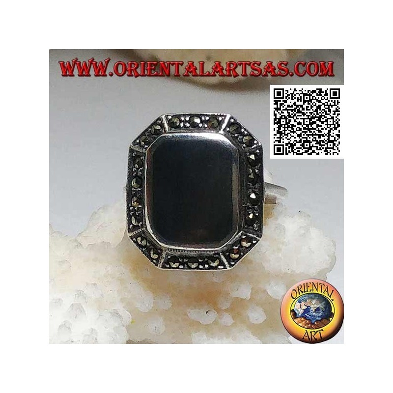 Silberring mit rechteckigem Onyx an den Ecken abgeschrägt, umgeben von Markasit
