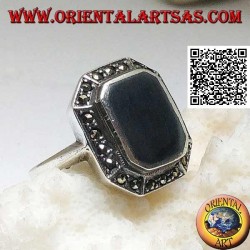 Bague en argent avec onyx rectangulaire biseauté aux coins entouré de marcassite
