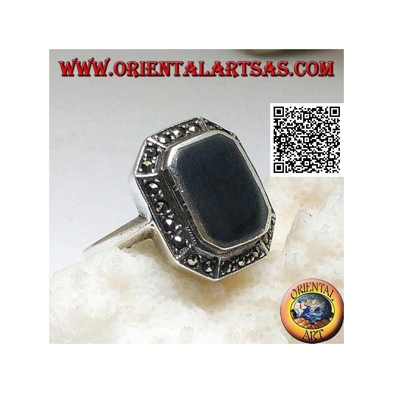 Anillo de plata con ónix rectangular biselado en las esquinas rodeado de marcasita
