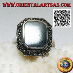 Anillo de plata con ónix rectangular biselado en las esquinas rodeado de marcasita