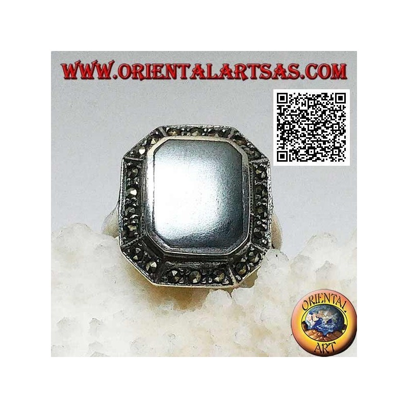 Bague en argent avec onyx rectangulaire biseauté aux coins entouré de marcassite