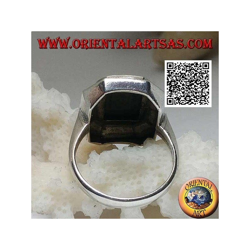 Anello in argento con ematite rettangolare smussata agli angoli contornata da marcassite